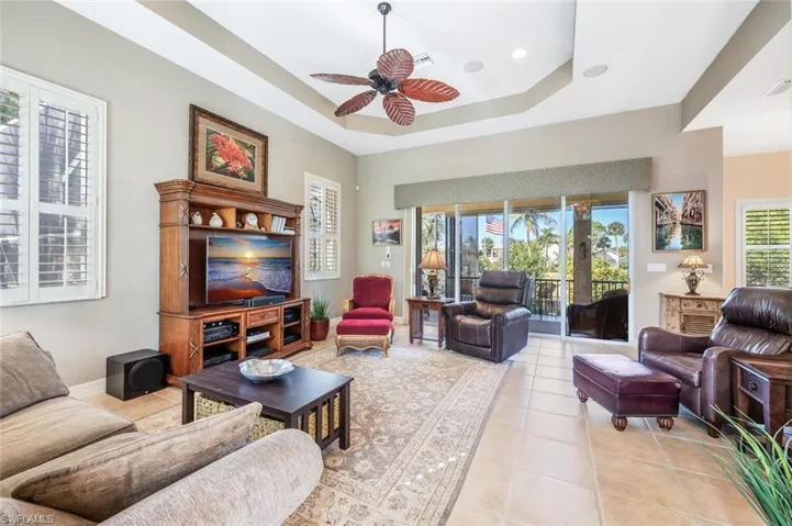 Livingroom with Ceramic tile floor
