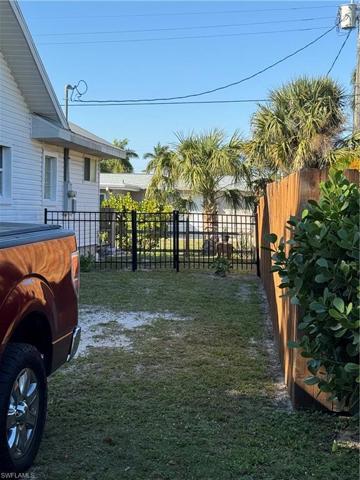 View of side yard