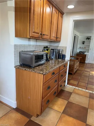 Lots of cupboards in the kitchen