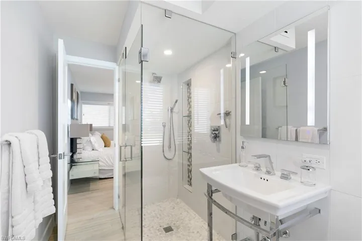 175  5th S AVE, Naples, FL 34102