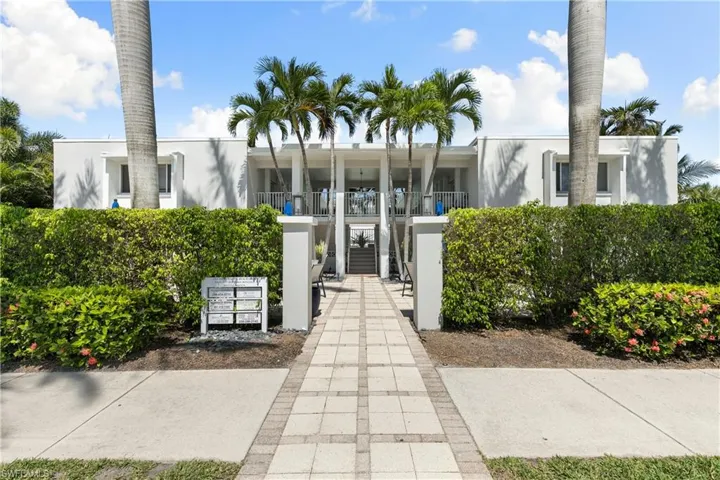 175  5th S AVE, Naples, FL 34102