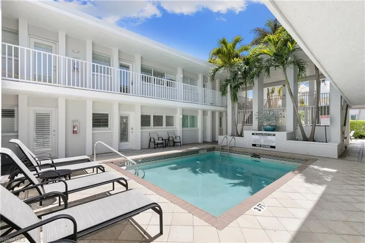 175  5th S AVE, Naples, FL 34102
