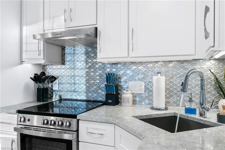 175  5th S AVE, Naples, FL 34102
