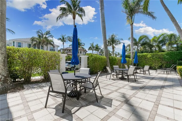 175  5th S AVE, Naples, FL 34102