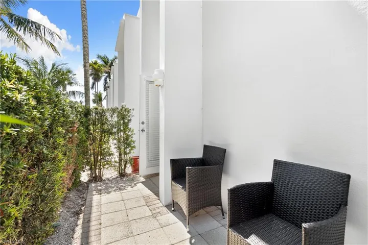 175  5th S AVE, Naples, FL 34102