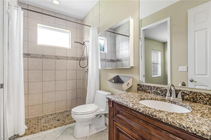 En suite guest bathroom