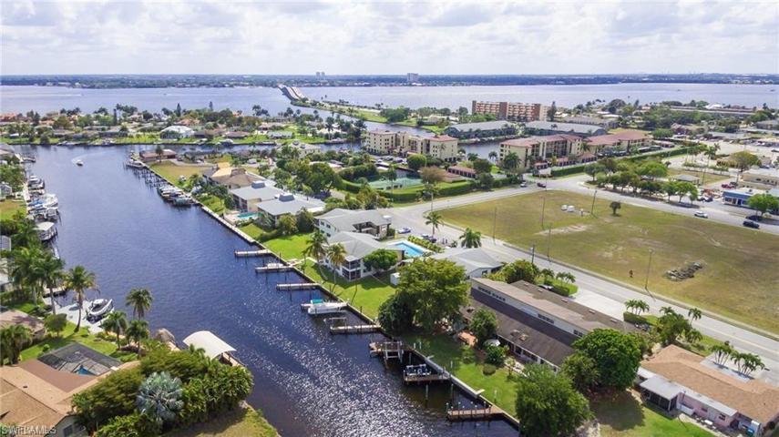 NO BRIDGES AND MINUTES TO RIVER AND GULF OF MEXICO !!