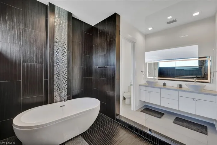 Luxurious 2nd Floor Bath