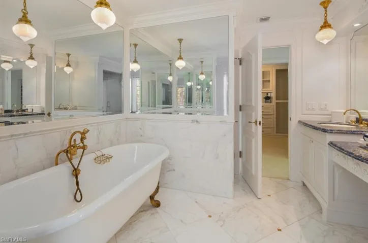 1060  Galleon  DR, Naples, FL 34102