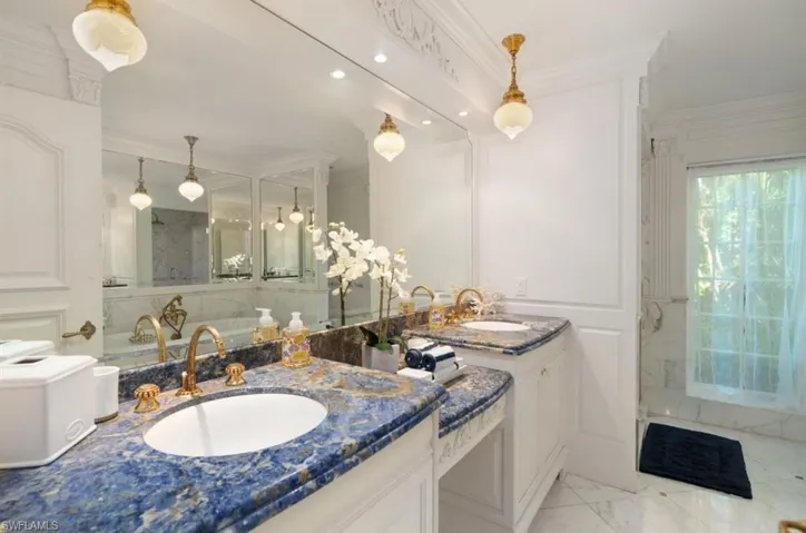 1060  Galleon  DR, Naples, FL 34102