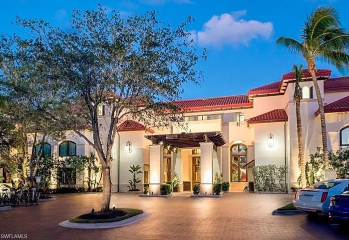 221  9th S ST, Naples, FL 34102