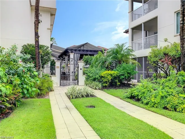 221  9th S ST, Naples, FL 34102