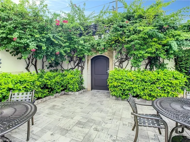 221  9th S ST, Naples, FL 34102