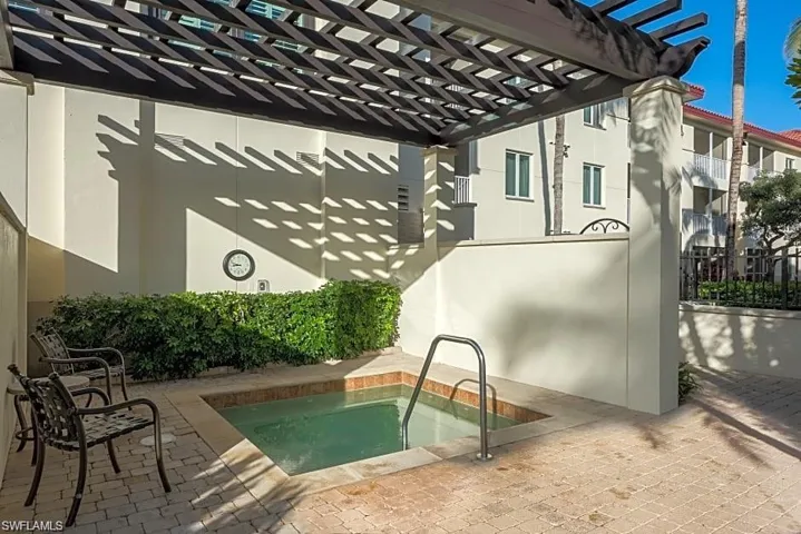 221  9th S ST, Naples, FL 34102