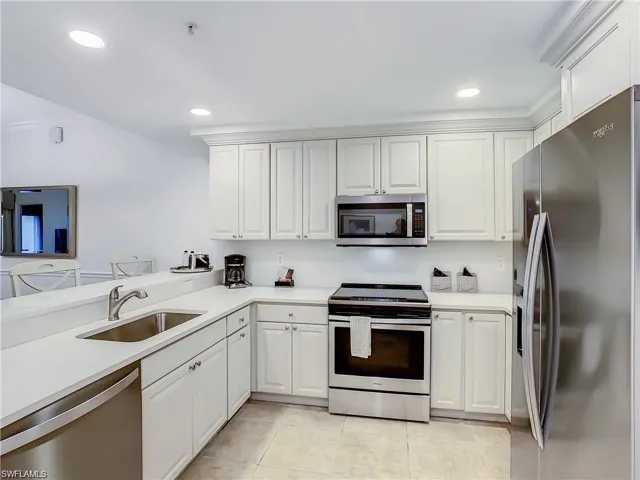 221  9th S ST, Naples, FL 34102