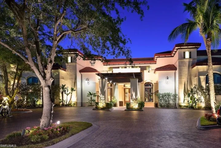 221  9th S ST, Naples, FL 34102