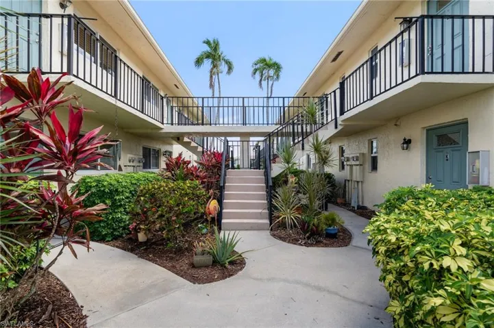 185 Palm Dr 18l, Naples, Florida 34112