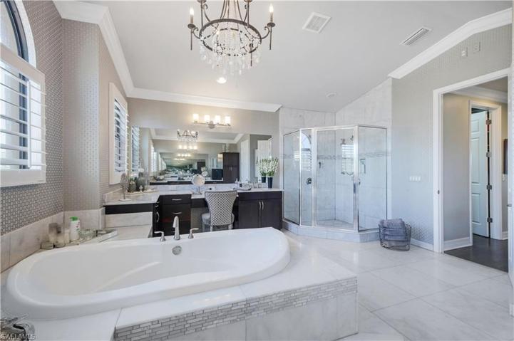 Splendid Master  Bathroom