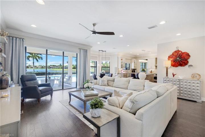 Lots of natural lighting w/an open flow floor plan
