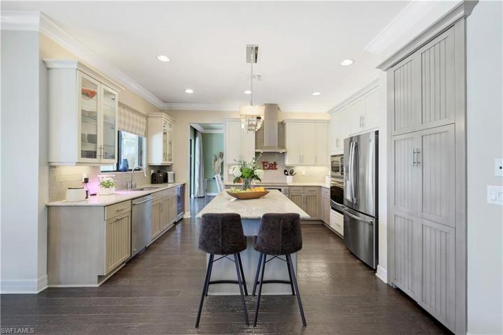 Kitchen Island w/bar stools