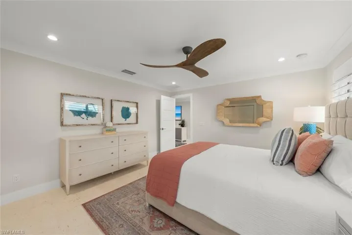 Secondary bedroom offering flexibility in furniture arrangement and bright finishes.