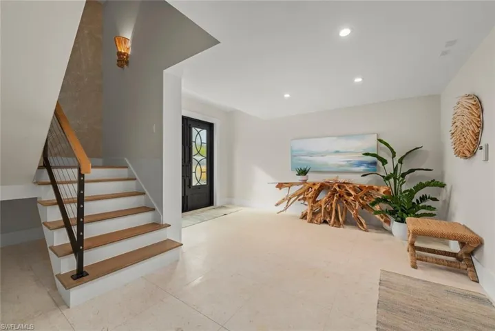Bright and spacious foyer
