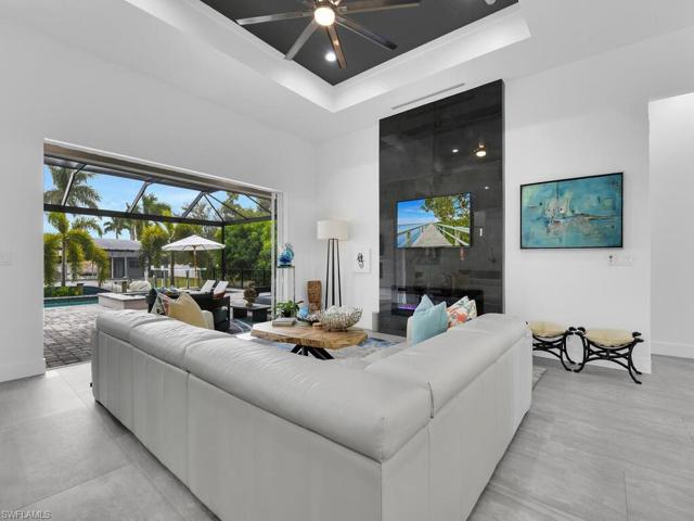 Great Room w/ Fireplace