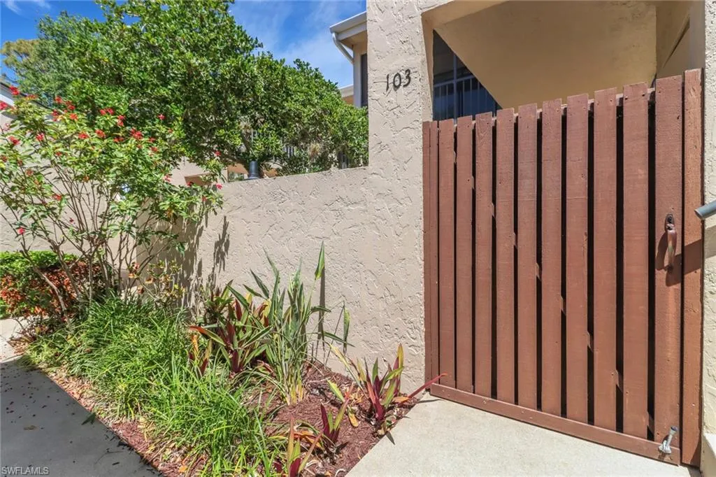15450 Cedarwood LN, Naples, FL 34110,225032192
