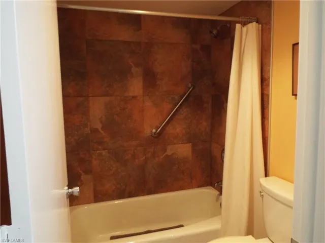 Full Bath has grab bar