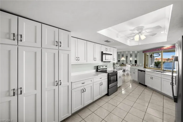 Lots of storage in the kitchen