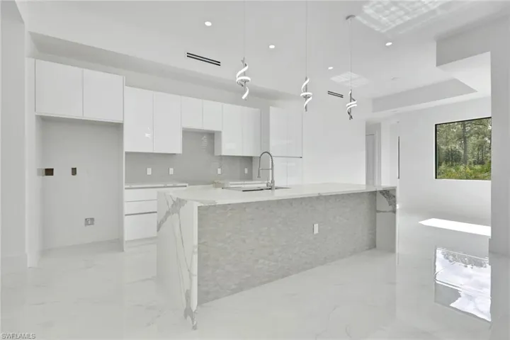 3780  6th SE AVE, Naples, FL 34117