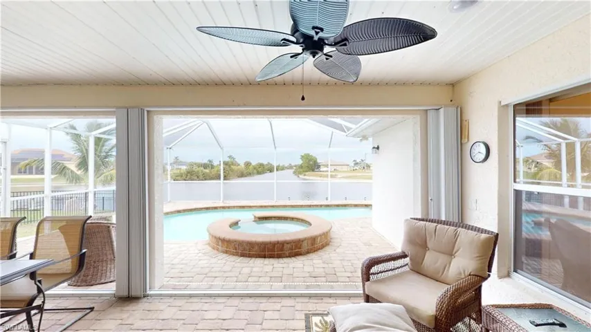Sunroom / solarium with ceiling fan