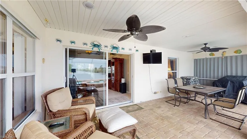 Sunroom with ceiling fan