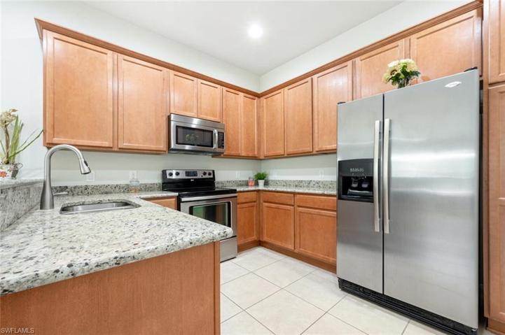 SS Appliances, granite counters