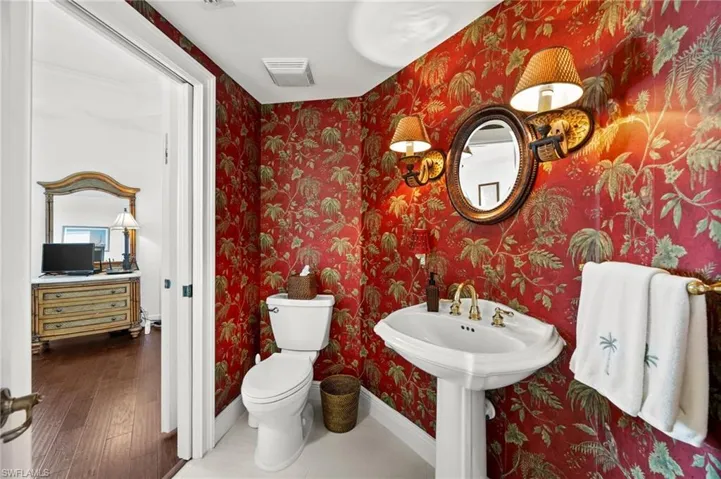 A further full bathroom with separate shower, that can also be used as a "Powder room"  for your guests dining with you!