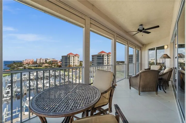 A beautiful large lanai - that even wraps around the corner end!  Enjoy watching the boats, the sound of the waves and the beautiful little island in front of your eyes!