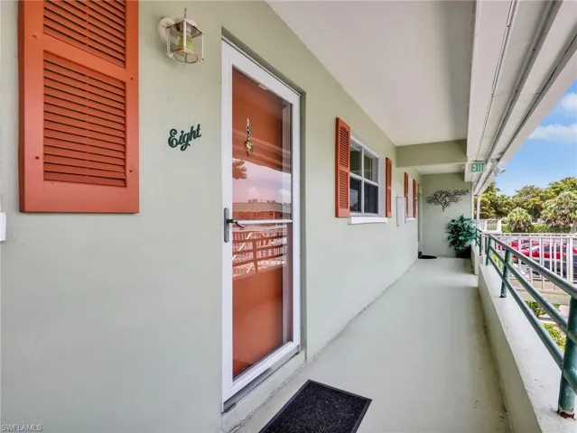 300 Valley Stream Dr 8a, Naples, Florida 34113