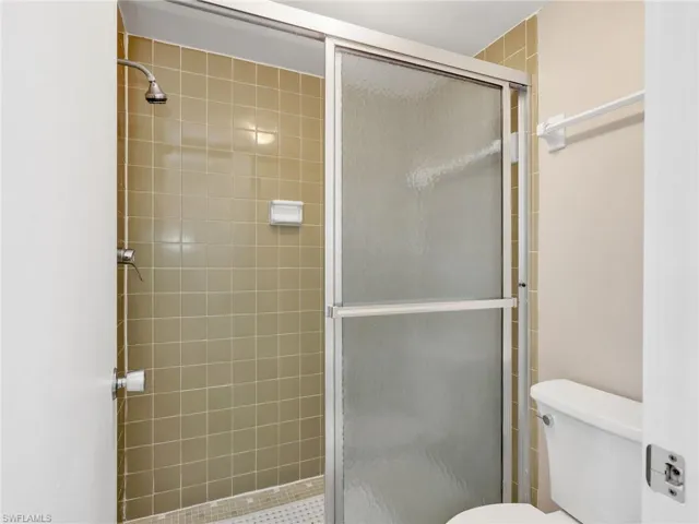 300 Valley Stream Dr 8a, Naples, Florida 34113