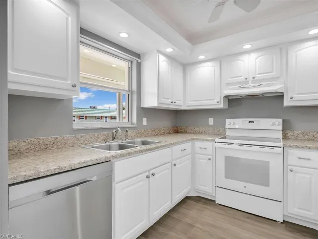 300 Valley Stream Dr 8a, Naples, Florida 34113