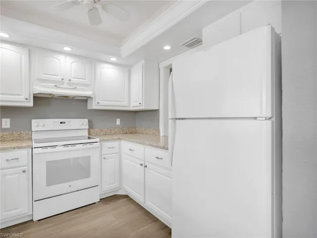 300 Valley Stream Dr 8a, Naples, Florida 34113