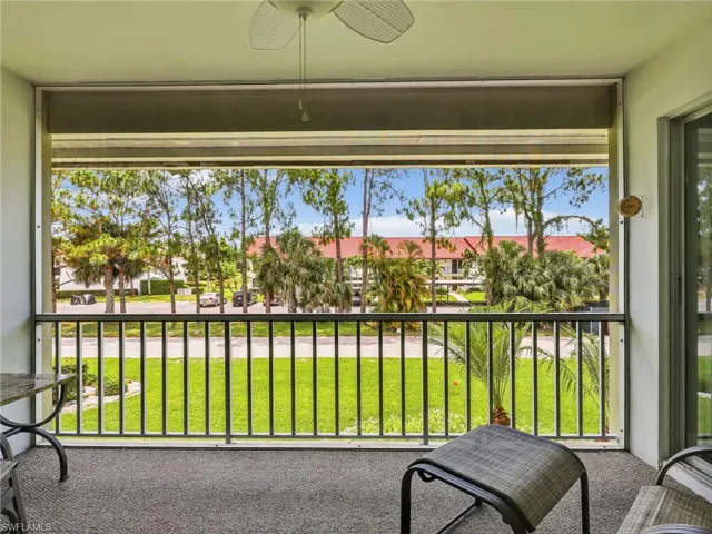 300 Valley Stream Dr 8a, Naples, Florida 34113