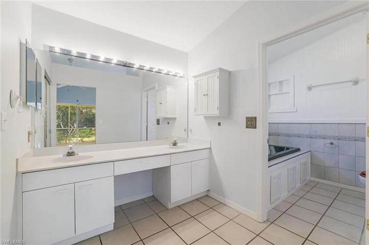 337  Emerald Bay  CIR, Naples, FL 34110