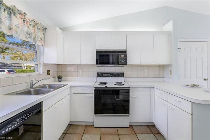 337  Emerald Bay  CIR, Naples, FL 34110
