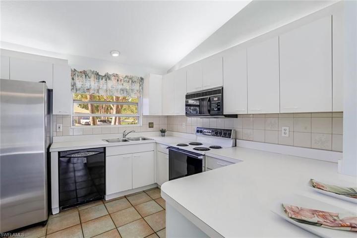 337  Emerald Bay  CIR, Naples, FL 34110