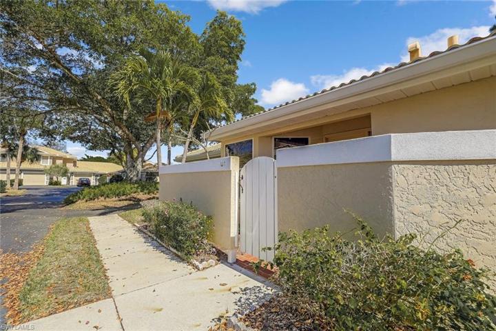 337  Emerald Bay  CIR, Naples, FL 34110