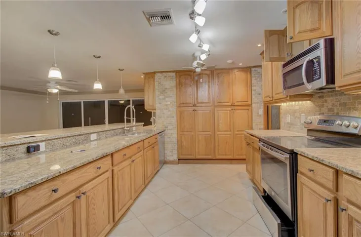 5614 Deauville CT, CAPE CORAL FL 33904