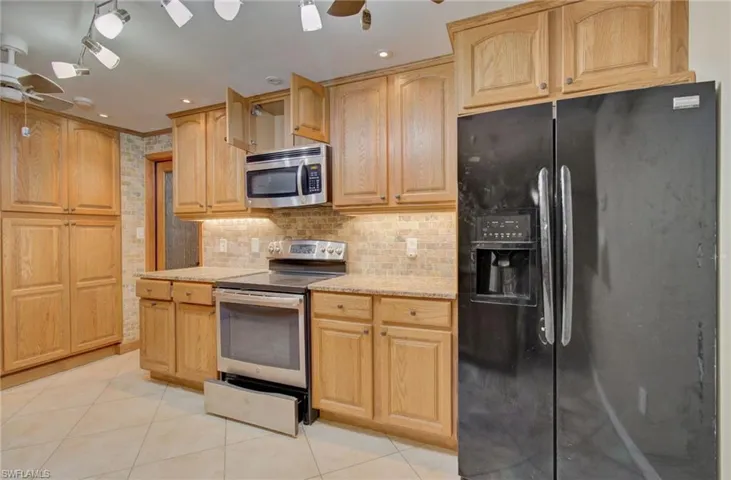 5614 Deauville CT, CAPE CORAL FL 33904