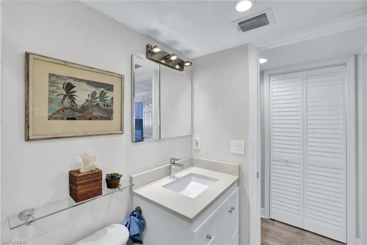950  7th S AVE, Naples, FL 34102