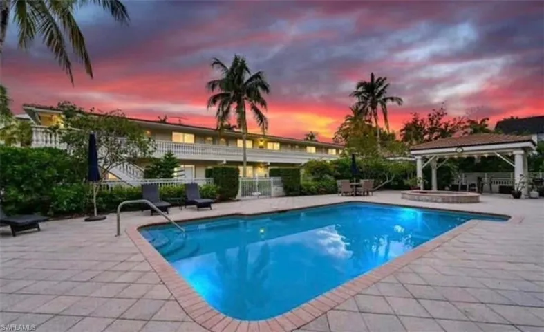 950  7th S AVE, Naples, FL 34102