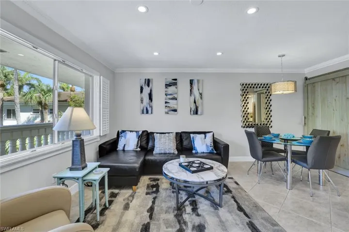 950  7th S AVE, Naples, FL 34102